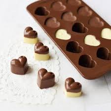 Versatelo in un tegamino e fatelo versate dentro le due metà dello stampo la stessa quantità di cioccolato e roteateli fino a quando tutta la loro superficie non sarà ricoperta interamente. Come Fare In Casa I Cioccolatini Spettegolando
