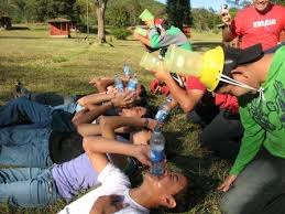 ¿y porque tenerlos todo el verano encerrados dentro de la casa frente al televisor cuando pueden divertirse mucho al aire libre?! Juegos Con Agua Para Campamentos Buscar Con Google Juegos Para Adolescentes Juegos Al Aire Libre Juegos De Rally