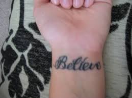 Weitere ideen zu tattoos kindernamen handgelenk, tattoos, tätowierungen. 95 Namen Tattoos Familiennamen Und Kindernamen Designs