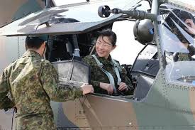 女性操縦士の幹部戦闘操縦課程入校 操縦訓練のため対戦車ヘリコプター ａｈ １ｓ に乗り込み笑顔を見せる半浴仁美３等陸佐 中 ２７日午前 三重県伊勢市の陸上自衛隊明野駐屯地 陸上自衛隊 ヘリコプター 対戦