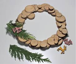 Gartenblog naturmaterialien osterkranz fruhlingskranz haltbarer turkranz aus naturmaterial und kunstblumen moos aste ein turkranz ganz aus naturmaterialien wie moos rinde rebe Diy Turkranz Selber Machen Winterliche Dekoidee Winter