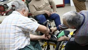 من بلاستيك وكرتون الى كرسي مدولب النهار