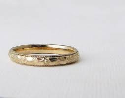 When creating antique floral diamond wedding bands, use colored diamonds to paint the ring with interest. Gold Floral Wedding Band Gold Wedding Ring Floral By Silversmack 275 00 Eheringe Gold Ehering Eheringe