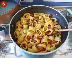 La ricetta della calamarata napoletana porta in tavola un prelibato primo piatto a base di calamari con un tipo di pasta simile agli anelli del mollusco. Calamarata Ricetta Originale Napoletana Con Foto Passo Passo