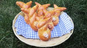 Sowohl der hase als auch das ei stehen also für fruchtbarkeit und symbole für den frühling und das osterfest. Ostern Backen Mit Kindern Hefe Haschen Osterhasen Himbeer Magazin