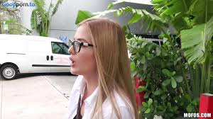 public-pickups-curvy-glasses-chick-outdoor-sex-11-20-2017_1080p