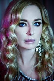 Isabel Adrian: Model, Künstlerin & Designerin