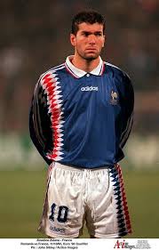Suchen sie zidane trikot bei den großen preisvergleich portalen gleichzeitig! Zinedine Zidane France Zinedine Zidane Football Soccer World Football