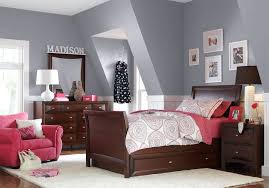 For a room that looks cohesive and cool, it's best to decide on a color scheme and a general style before you start decorating. Oesaki7davllrm