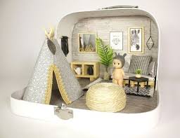 Voyage Maison De Poupee Dans Une Valise Etsy Portable Doll House Mini Doll House Travel Dollhouse