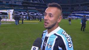 Concordo com os amigos colorados que nos últimos 10 anos o inter conquistou titulos memoráveis, e tem formado times bem melhores que meu grêmio, mas só lembrando isso começou somente em 2006, pq até então o inter. Espirito Tricolor Explosao De Rafinha Em Gremio X Internacional E Elogiada Nas Redes Lance