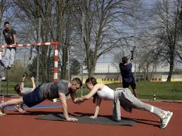 How to use calisthenics in a sentence. Bei Calisthenics Dient Der Korper Als Hantelbank Friedberg