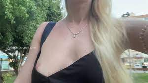 Une Fille Chaude Se Promène Dans Une Robe Lâche Sans Sous-vêtements, Brille  Ses Seins En Public - Pornhub.com