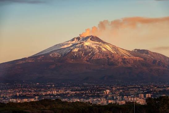 700 flights Disrupted: Etna Shows Why Airports Need a Volcanic-Ash Recovery Plan