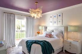 I've put on a flowery quilt to celebrate the beginning of spring. 14 Ways To Decorate With Purple In The Bedroom Per A Pro