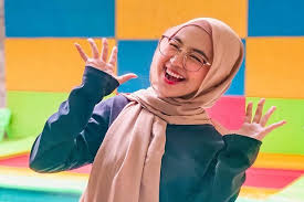 Ditemui di kawasan tendean, jakarta. Ria Ricis Risih Dijodohkan Netizen Dengan Harris Vriza