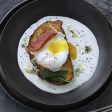 œuf Poche Sur Toast A La Creme De Bresse Bleu Supreme Et Chips De Bayonne Recette Oeuf Poche Recette Oeuf Recette Oeuf Poche