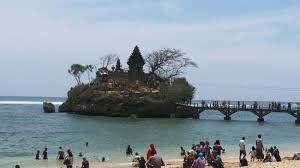 1 orang guide bisa untuk 10 orang, jadi akan terasa murah meriah setiap orang patungan 10 ribu rupiah. Daftar Tempat Serta Biaya Masuk Wisata Pantai Di Malang Yang Bisa Dinikmati Keindahannya Surya Malang