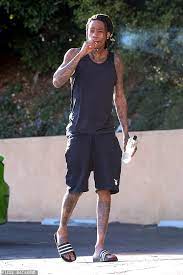 Rapper wiz khalifa has invested in the professional fighters league (pfl). Wiz Khalifa Smokes A Suspicious Looking Cigarette As He Makes His Way To A Hollywood Gym News Parrots