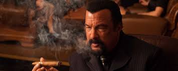 Steven seagal is without doubt a hollywood legend and one of the greatest and most iconic film stars to grace the big screen in its entire history. Goldjungen Aikido Steven Seagal Mit Hauptrolle Im Neuen Film Eines Oscar Gewinners Kino News Filmstarts De