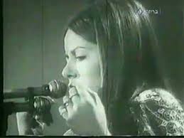 Nada malanima, mejor conocida como nada, es una destacada cantante italiana, varias veces ganadora del festival de la canción de san remo, en italia. Nada Malanima Hace Frio Ya Youtube