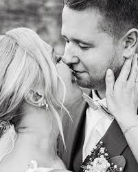 Die Hochzeit von Vanessa & Marcel ist jetzt auf meinem Blog :)  https://laurafiederer.de/standesamtliche-trauung-schloss-philippsruhe-hanau  Das Vorwort ist zwar etwas lang geworden, aber wann gibt es schonmal eine  Überraschungs-Hochzeit?! Wer sich die ...