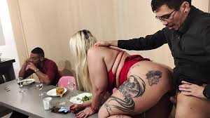 Cornuto è distratto e chiude offerte mentre mi metto sotto il tavolo per  succhiare il cazzo del mio partner