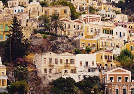 Bienvenuti all' isola di santorini. A Un Ora Di Navigazione A Nord Di Rodi Si Trova L Incredibile Isola Di Symi Un Isola Particolare Caratterizza Dalle Case Gialle Costruite A Picco Sui Costo In 2020