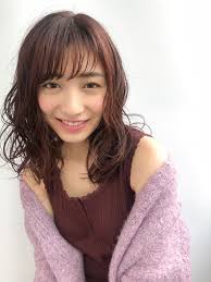 ゆるふわ色っぽミディ 女の子なかわいいヘアーが得意です ゆるふわに巻く時も顔まわりをフォワードに巻くと甘めの印象になってかわいくなりたい人にはオススメです エヌドットのポリッシュオイルでだすツヤ感は色っぽさをだすポイント 前髪にもつけて束間