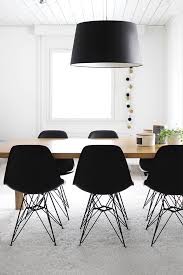 De vitra eames dsr stoel is een bekend ontwerp van het bekende designersechtpaar charles en ray wilt u meer informatie over vitra dsr eames stoel ? Dining Room Dsr Vitra Chairs Black In Black Skandinavisches Esszimmer Speisezimmereinrichtung Modernes Esszimmer