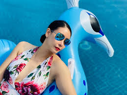 Cô chuộng những bộ váy áo phong cách công sở làm bằng lụa, xếp bèo nhún. Bá»™ SÆ°u Táº­p Ao Táº¯m Cá»±c Ä'áº¹p Cá»§a Ha Kiá»u Anh