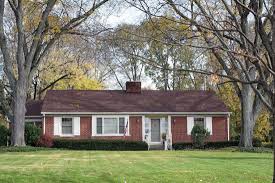 There are lots of ways to get ideas and of course, there are some standard or classic combinations that you should consider, such as a black or gray roof with a white house or a black or slate gray roof with a red brick house color combination. What Color Roof Goes With A Red Brick House Home Decor Bliss