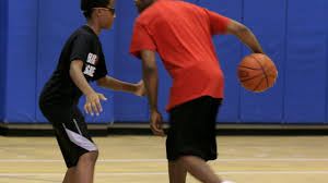 Maka bounce pass adalah memberikan bola ke kawan dengan cara dipantulkan ke tanah. 9 Macam Passing Dalam Permainan Bola Basket Beserta Penjelasannya