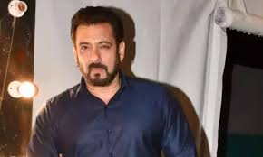 Salman Khan Fumes at Paps for Filming Him at Hospital, Says Ladna Nahiin Bhoola Yaad Rakhna
