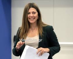 Μαζί τους, και ο γιωργάκης (μιχάλης προσπαθόπουλος) φίλος και συμμαθητής της σοφίας, που γίνεται συχνά ο καταλύτης ανάμεσα σε κόρη και μπαμπά. S Zaxarakh Gia Panelladikes Den Allazei Tipota Gia Ta Paidia Poy Pane Fetos Sth G Lykeioy