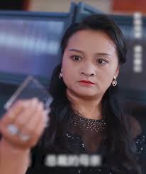 Nahulog sa bitag ng mapanlinlang na babae, iniwan ng CEO ang kanyang  biyolohikal na ina at iniuwi ang impostor.