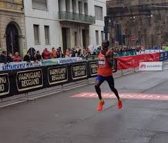Marathoner titus ekiru final 4k at the 2019 honolulu marathon where he set a new course record of 2:07:59. Ekiru Vince La Milano Marathon E Il Percorso Diventa Il Piu Veloce D Italia