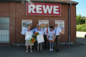 Jahrein kapanış konuşmasında alfred'in yanına gelmesini gösteriyor ! Bild 1 Aus Beitrag 25 Jahre In Mellendorf