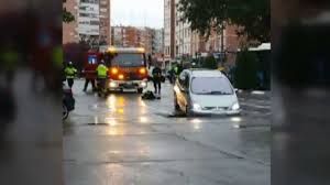 La restauración de la calzada y la vuelta a la normalidad del tráfico aún va para largo. Un Coche Se Queda Atrapado En Un Socavon En Madrid Marca Com