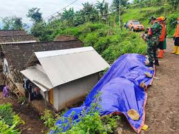 Tanah Longsor di Jember Sebabkan Fondasi Jalan Amblas, 5 KK Terancam
