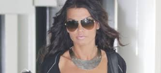 Η νίνα λοτσάρη με ένα look που διχάζει (photos). Dyskoles Wres Gia Th Nina Lotsarh Anapantexh Apwleia