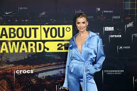#hermeslogistics #aya21 #morethanattitude @447223985814363:274:about you awards @64694257920:274:prosieben. About You Awards 2021 Das War Die Grosste Award Show Der Social Media Branche Live Auf Prosieben Mit Prominenten Gasten Und Emotionalen Momenten About You