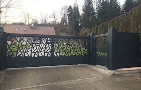 Portail Aluminium Coulissant Design Echire Avec Decoupe Laser Et Son Portillon Assorti Portail Aluminium Portail Aluminium Coulissant Portail