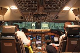 Yeni intercontinental, tipik 3 sınıflı kabin konfigürasyonunda 467 yolcu taşıyacak şekilde 51 ek koltuğa sahiptir ve yüzde 26 daha fazla kargo hacmi sunmaktadır. Lufthansa German Airlines Frankfurt Main To Hong Kong International Boeing 747 8i Business Class Navjot Singh Marketer Writer Editor é›·è¾›æ ¼ ä½œè€… å¸‚åœº