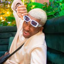 curlyheadk. (@heyim_dee)