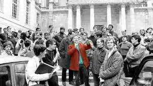 Les manifestants dépavent les rues, tronçonnent les arbres, brûlent les voitures. Mai 68 Le Terreau De La Revolte Alternatives Economiques