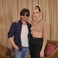 In the snap, one could see baby suhana kissing young srk as he lovingly hugged her. Shah Rukh Khan On Twitter Have Decided To Live By New Rules And Who Better To Learn Them From But Dualipa Herself What A Charming And Beautiful Young Lady Her Voice Wish