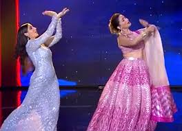 She sets the screen on fire whenever she shows off her amazing dance skills. Nora Fatehi Recreates The Iconic Maar Daala Dance Number With The Og Madhuri Dixit Watch Bollywood News News Daily Network