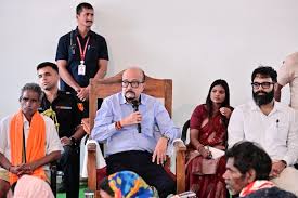 राज्यपाल श्री रमेन डेका ने जशपुर के बेहराखार ग्राम में विशेष पिछड़ी जनजाति  बिरहोर समुदाय से आत्मीय संवाद किया।