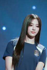 [롤드컵] 'GODS'로 LoL과 손잡은 뉴진스, 하니의 주챔피언은 가렌 - 인벤